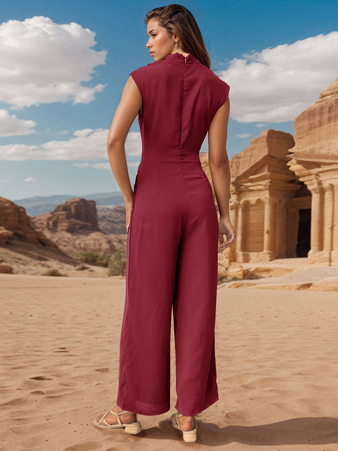 Ärmelloser Jumpsuit mit gerüschtem Rollkragen